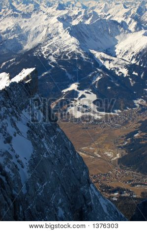 Alpejskich turn i Dolina znacznie poniżej