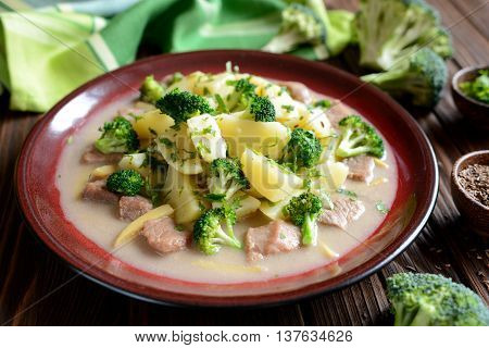 Pork with broccoli, ginger root and boiled potatoes