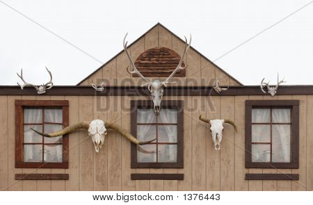 Western-Blockhaus und Skull-Gateway