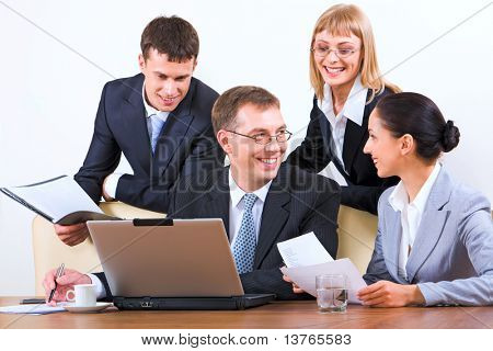 ドキュメント保持の異なる質問を議論する 4 つの若いビジネスマンのグループ一緒に集まった