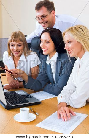 T のラップトップと 3 つのビジネスマンのモニターに表示若い実業家の肖像画の収集