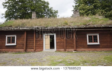 a house with a grass roof from around 1700