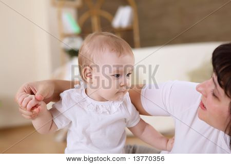 egy fiatal anya a csecsemő baba otthon