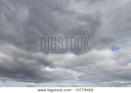 Laag, donkere wolken aan de hemel, regen