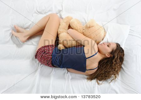 Ung kvinde med bamse