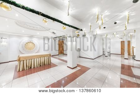 MOSCOW/RUSSIA - DECEMBER 2014. The interior of the deluxe restaurant of Uzbek cuisine - Babay Club in an oriental style. White ballroom