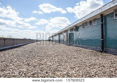 there are pebbles on the roof next to an stone wall