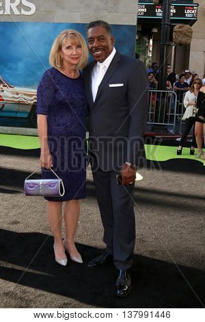 LOS ANGELES - JUL 9:  Linda Kingsberg, Ernie Hudson at the Ghostbusters Premiere at the TCL Chinese Theater IMAX on July 9, 2016 in Los Angeles, CA
