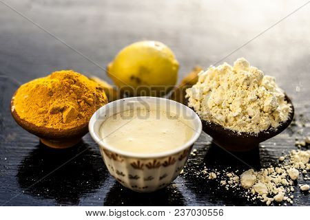 Chana,haldi,limbo Ka Ubtan Or Ayurvedic Face Pack Of Turmeric, Lemon, And Gram Flour On Wooden Surfa