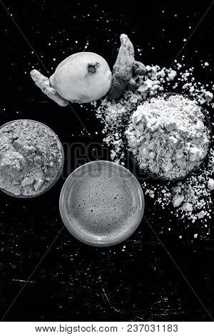 Chana,haldi,limbo Ka Ubtan Or Ayurvedic Face Pack Of Turmeric, Lemon, And Gram Flour On Wooden Surfa