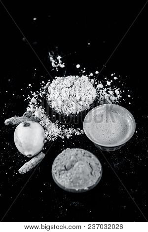 Chana,haldi,limbo Ka Ubtan Or Ayurvedic Face Pack Of Turmeric, Lemon, And Gram Flour On Wooden Surfa
