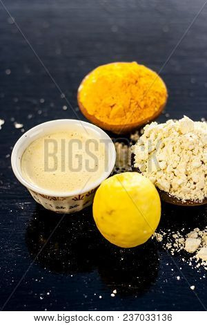 Chana,haldi,limbo Ka Ubtan Or Ayurvedic Face Pack Of Turmeric, Lemon, And Gram Flour On Wooden Surfa