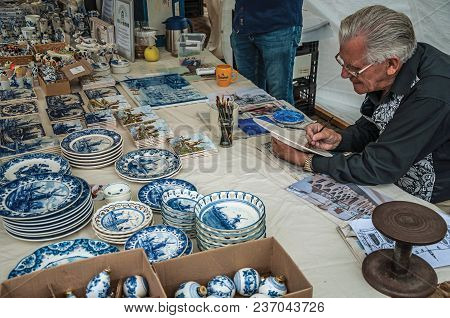 Gouda, Southern Netherlands - June 29, 2017. Skilled Artisan Hand-painting Crockery In The Region Ty