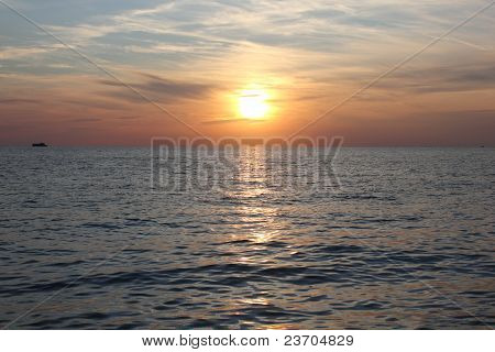 Sonnenuntergang am Ufer des Meeres