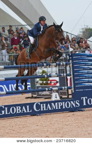 VALENCIA, Španělsko - 9. května: Neznámý jezdec zúčastnil globálního Champions Tour Valencia 20