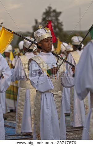 Christian ortodoxos devotos de pé em linha com seus bastões e Staffs e cantando ao F Timket