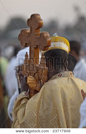 Devotos de Christian Orthodox segurando o Lalibela Cross no Timket Festival.