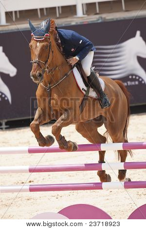 VALENCIA, Hiszpania - 7 maja: Rider Guido Grimaldi, jazda w stylu secesyjnym, Włochy w Global Champions Tour
