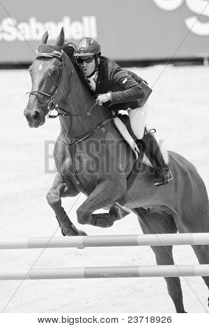 VALENCIA, Hiszpania - 7 maja: Rider Guido Grimaldi, jazda w stylu secesyjnym, Włochy w Global Champions Tour