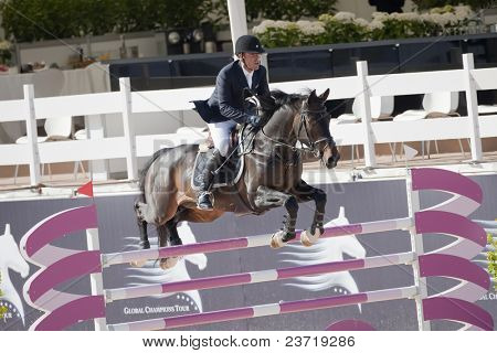 VALENCIA, İspanya - 8 Mayıs: Binici Giunti, at Sjieco, Italya'da küresel Şampiyonlar Tur Valencia 201
