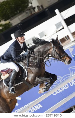 VALENCIA, İspanya - 8 Mayıs: Binici Giunti, at Sjieco, Italya'da küresel Şampiyonlar Tur Valencia 201