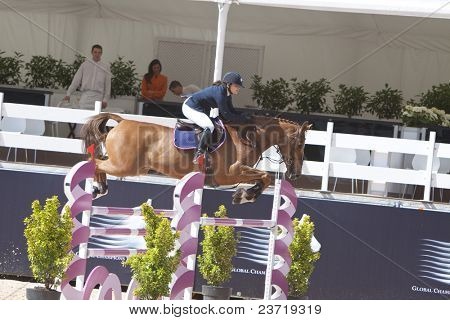 VALENCIA, Spagna - 8 maggio: Il pilota Squibb, cavallo Rusty, Gran Bretagna nel Global Champions Tour Valen