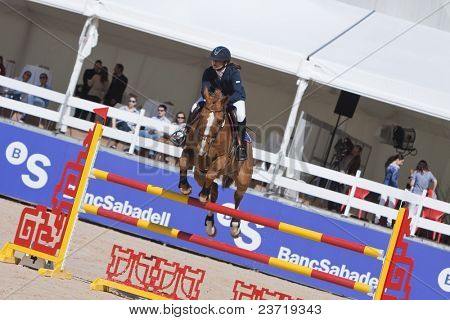 VALENCIA, Spagna - 8 maggio: Il pilota Squibb, cavallo Rusty, Gran Bretagna nel Global Champions Tour Valen