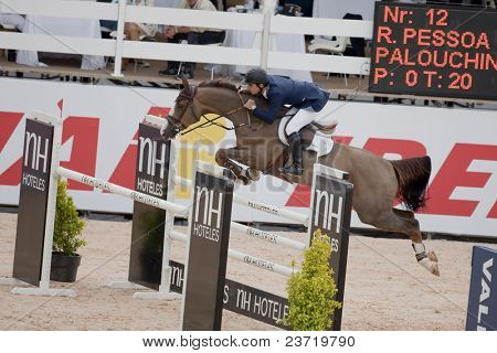 VALENCIA, Hiszpania - 8 maja: Brazylia Rider Pessoa, koń Palouchin de Lingny, w globalnym Tou mistrzów
