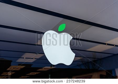 Dayton - Circa April 2018: Apple Store Retail Mall Location. Apple Sells And Services Iphones, Ipads