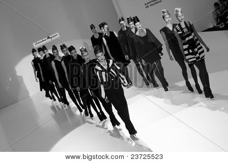 VALENCIA, Spagna - 3 febbraio: Modello in passerella mostrando design Jaime Piquer a Valencia Fashion W