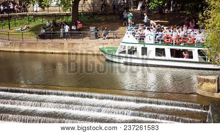Bath, England. 4th July, 2015:  The Weir And Boat Full Of Tourist In  River Avon,  Bath Somerset Eng