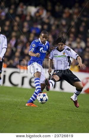 VALENCIA, Spanien - 15. februar - venstre Farfan og Banega i UEFA Champions League mellem Valencia