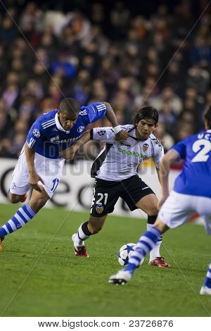 VALENCIA, Spanien - 15. februar - venstre Farfan og Banega i UEFA Champions League mellem Valencia
