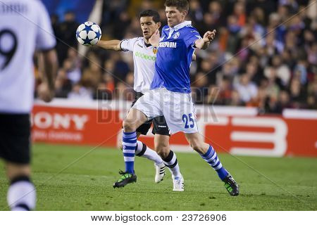 VALENCIA, Spanien - februar 15-#25 Huntelaar og Ricardo Costa i UEFA Champions League mellem