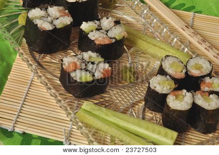 Sushi rotoli su bambù
