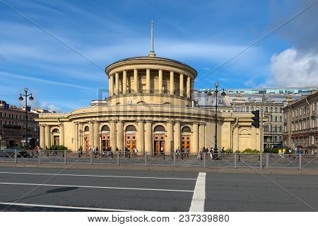 Russia, Saint Petersburg - August 18, 2017: People At The Ground Pavilion Of Metro Station Ploshchad