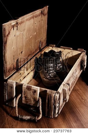 Army Boots i gamle Ammunition kasse