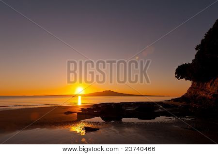 Wschód słońca nad wyspa Rangitoto