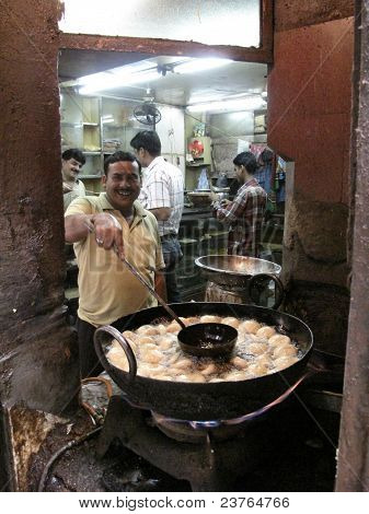Homme de cuisine dans la rue