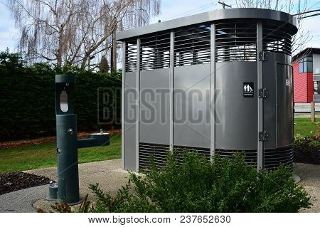 Victoria Bc,canada,march 18th 2018.the New Technology In Out Doors Washrooms.going To The Bathroom O