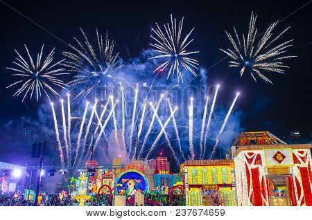 Singapore - Feb 21 : Fireworks During The Lanterns At River Hongbao Celebration In Singapore On Febr