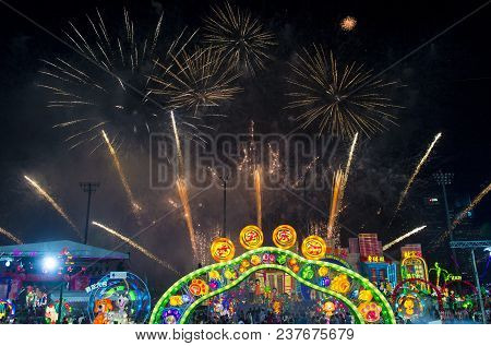 Singapore - Feb 21 : Fireworks During The Lanterns At River Hongbao Celebration In Singapore On Febr