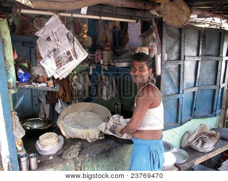 Homme de cuisine dans la rue