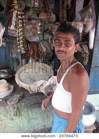 Homme de cuisine dans la rue