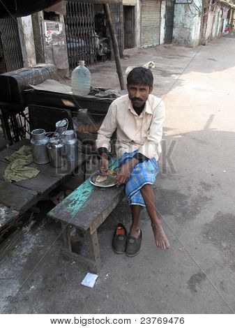 Homme mange dans la rue