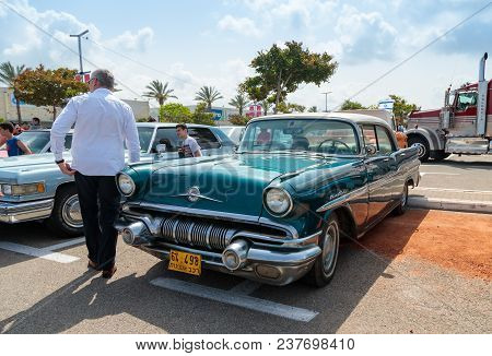 Nahariyya, Israel - April 21, 2018 : Pontiac Chieftain At An Exhibition Of Vintage Cars Parked Near 