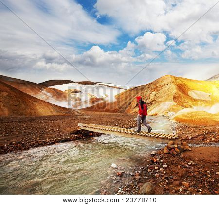 Człowiek w pola Fumarole w Namafjall, Islandia