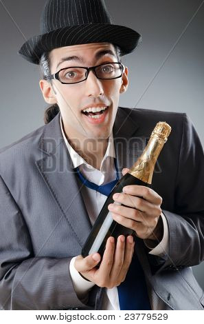 Kaufmann mit Flasche Champagner