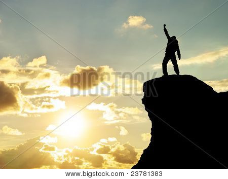 Homem no topo da montanha. Projeto conceitual.
