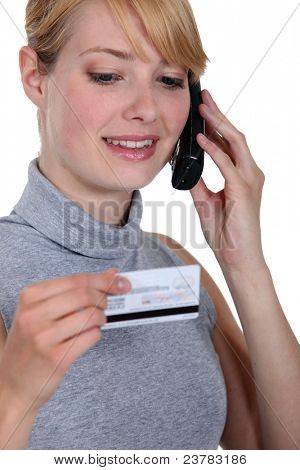 Femme au téléphone avec sa compagnie de carte de crédit